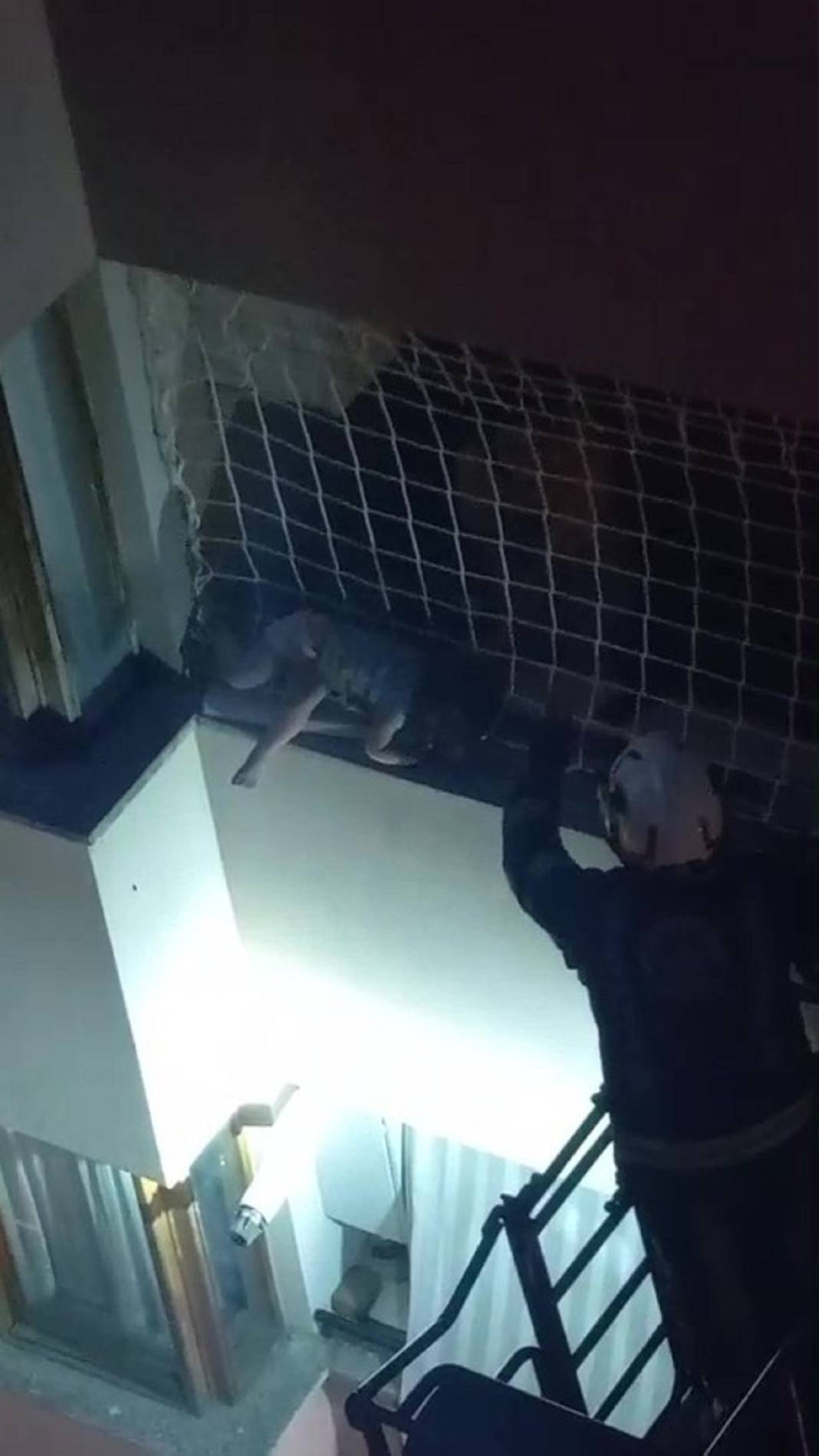Can pazarı yaşandı! Küçük çocuk balkon filesine asılı kaldı! 4
